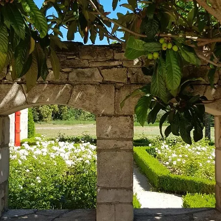 Les Néfliers D'hôtes 4*