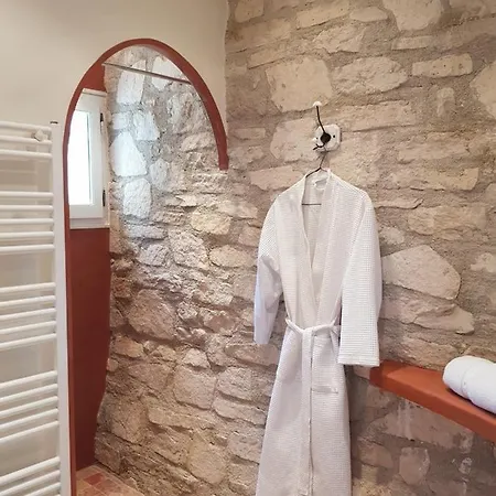 Les Néfliers D'hôtes Couette-café 4*