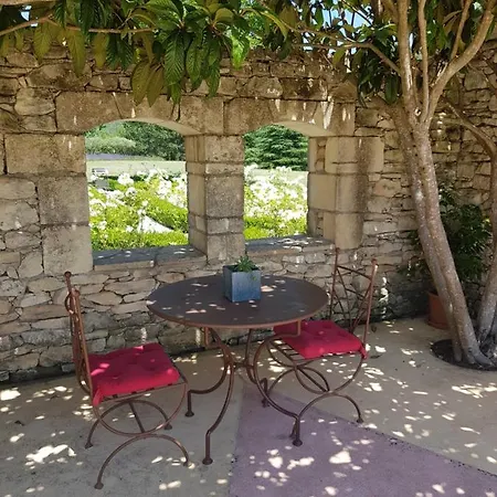 Couette-café Les Néfliers D'hôtes 4*