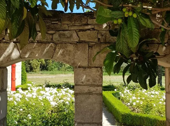 Les Nefliers D'hotes 4*